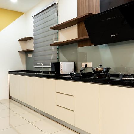 Southwest Island Suite By D Imperio Homestay Bayan Lepas Exteriör bild